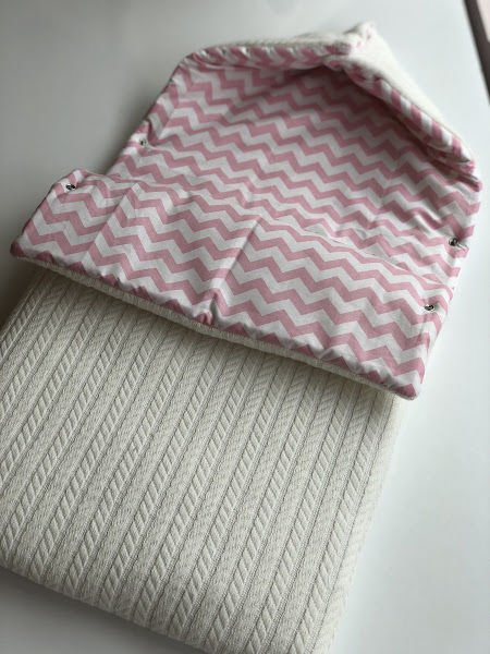 Pembe Zigzag Poplin Krem Örgü Pike Şapkalı Kundak