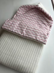 Pembe Zigzag Poplin Krem Örgü Pike Şapkalı Kundak