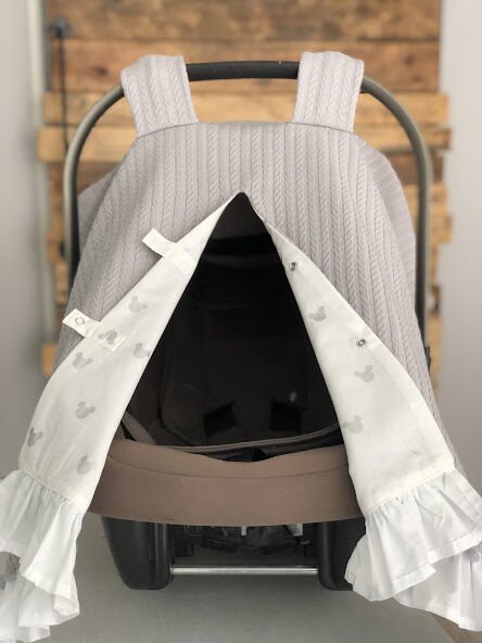 Gri Örgü Gümüş Mickey Poplin Fırfırlı ve Gri Ponponlu Çift Yönlü Puset Örtüsü