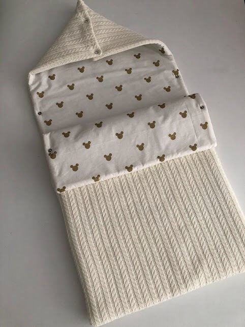 Krem Örgü Gold Mickey Şapkalı Kundak