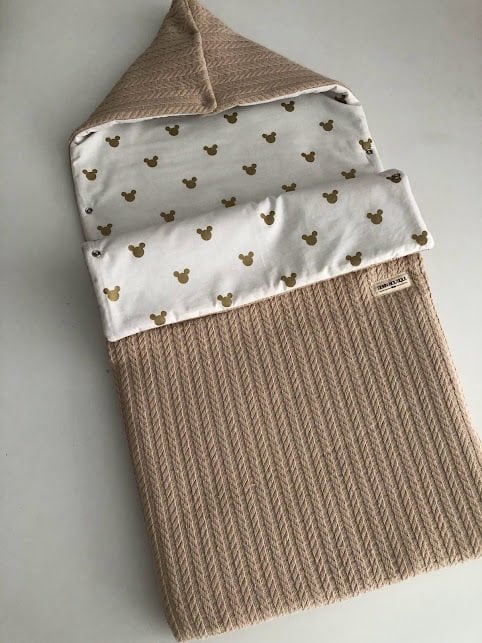 Bej Örgü Gold Mickey Şapkalı Kundak