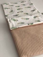 Bej Örgü Yeşil Tüy Poplin Şapkalı Kundak