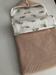 Bej Örgü Yeşil Tüy Poplin Şapkalı Kundak