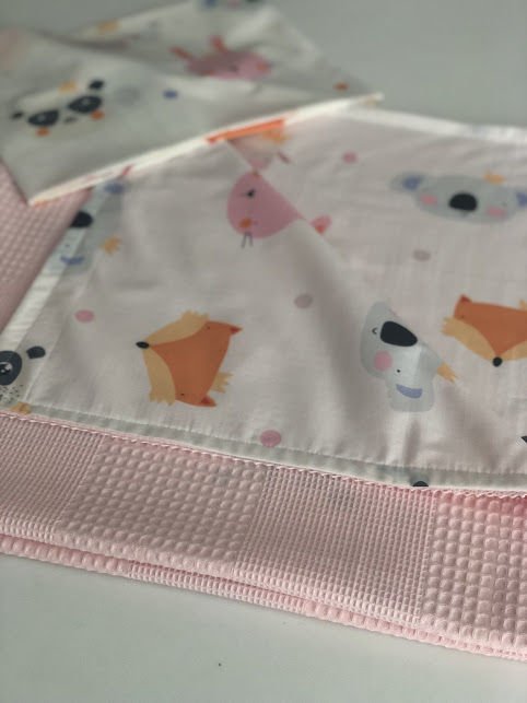 Pembe Dama Koca Kafa Hayvanlar Poplin Beyaz Dantelli Pike Takımı