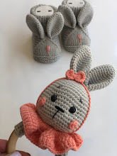 Amigurumi Tavşan Dış Kaşıyıcılı Çıngırak ve Patik Seti