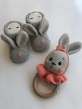 Amigurumi Tavşan Dış Kaşıyıcılı Çıngırak ve Patik Seti