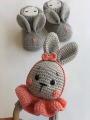 Amigurumi Tavşan Dış Kaşıyıcılı Çıngırak ve Patik Seti