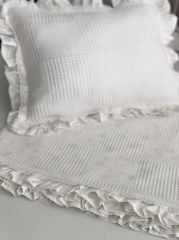 Beyaz Dama Dantelli Fırfırlı Pike Takımı