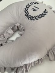 Gri Poplin Fırfırlı Nakışlı Emzirme Yastığı