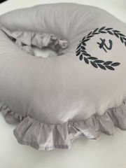 Gri Poplin Fırfırlı Nakışlı Emzirme Yastığı