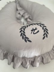 Gri Poplin Fırfırlı Nakışlı Emzirme Yastığı