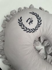 Gri Poplin Fırfırlı Nakışlı Emzirme Yastığı