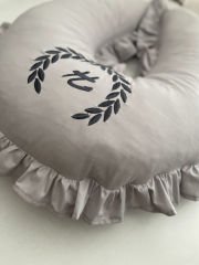 Gri Poplin Fırfırlı Nakışlı Emzirme Yastığı