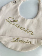 Çiçek Nakışlı Gold İsimli Önlük Ve Emzik Askısı Seti