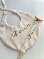 Çiçek Nakışlı Gold İsimli Önlük Ve Emzik Askısı Seti