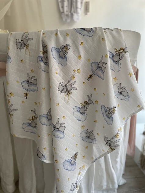 Buluttaki Tavşan Desenli Müslin Örtü