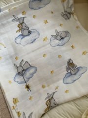 Buluttaki Tavşan Desenli Müslin Örtü