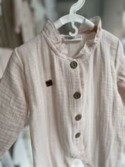 Pudra Müslin Uzun Kollu Fırfır Yakalı Tulum