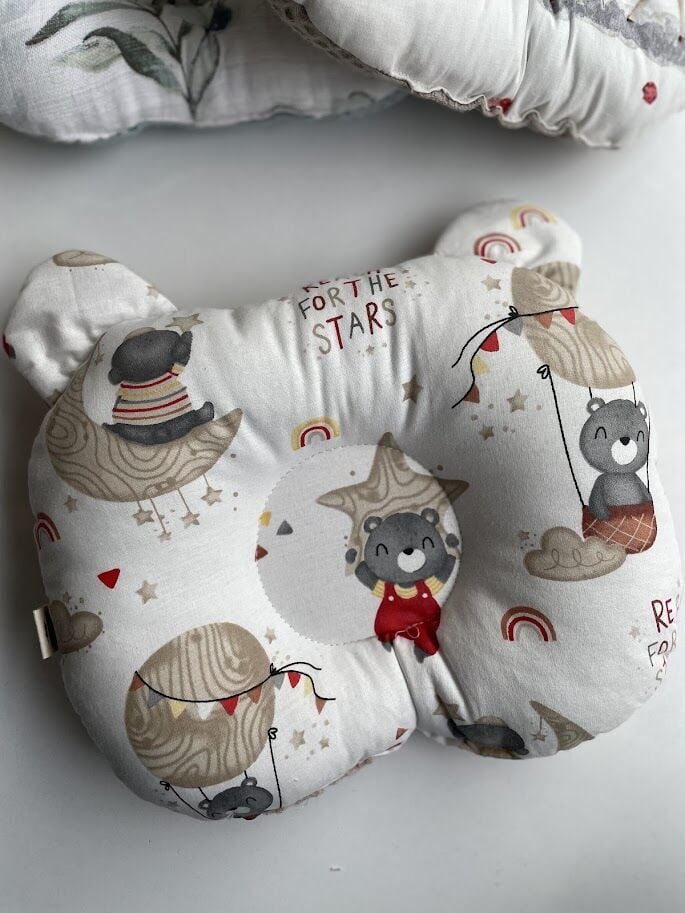 Bej Dama Uçan Balondaki Ayılar Poplin Düz Kafa Yastığı